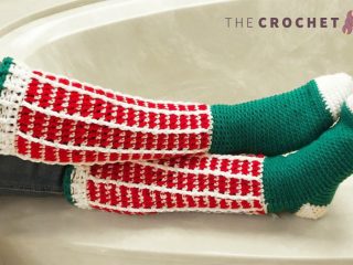 Christmas Crochet Knee Socks || thecrochetspace.com