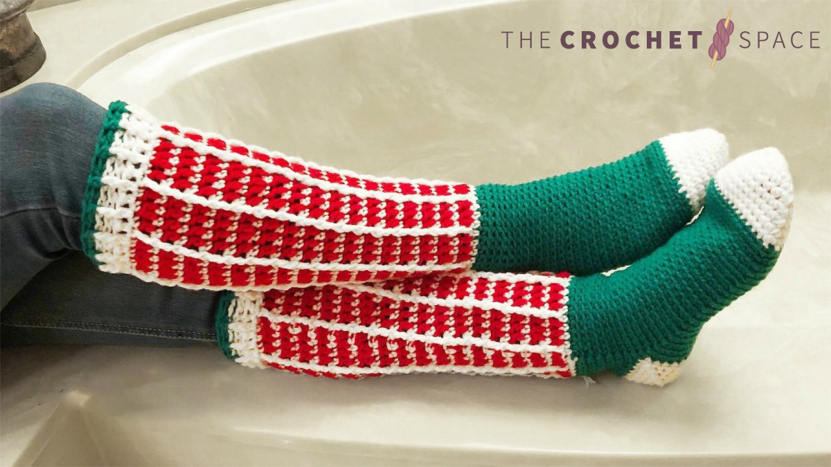 Christmas Crochet Knee Socks || thecrochetspace.com