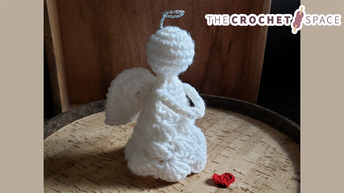 Christmas Crochet Love Angel || thecrochetspace.com