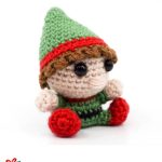Christmas Crochet Santa Elf. Side view of elf crafted in green and red || thecrochetspace.com