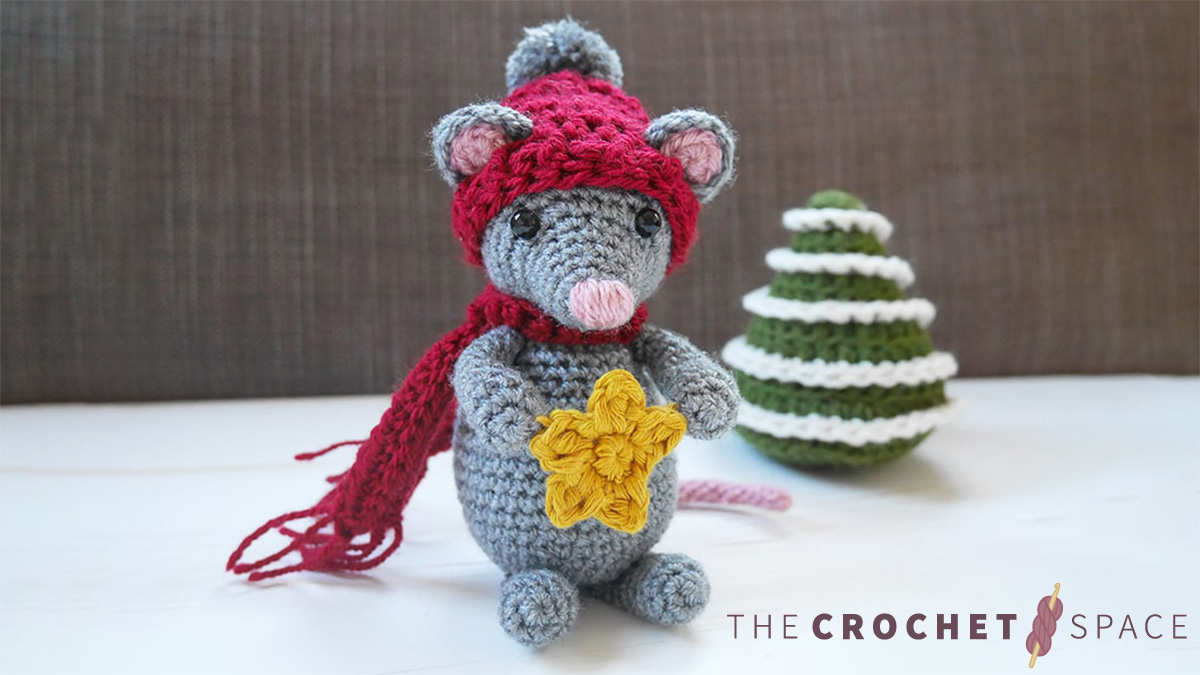 Christmas Crochet Star Mouse || thecrochetspace.com