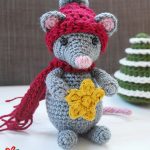Christmas Crochet Star Mouse. Standing with star and background Christmas tree || thecrochetspace.com