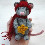 Christmas Crochet Star Mouse. Held in palm of a hand || thecrochetspace.com