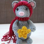 Christmas Crochet Star Mouse. Standing with star and wrapped up in bobble hat and scarf || thecrochetspace.com