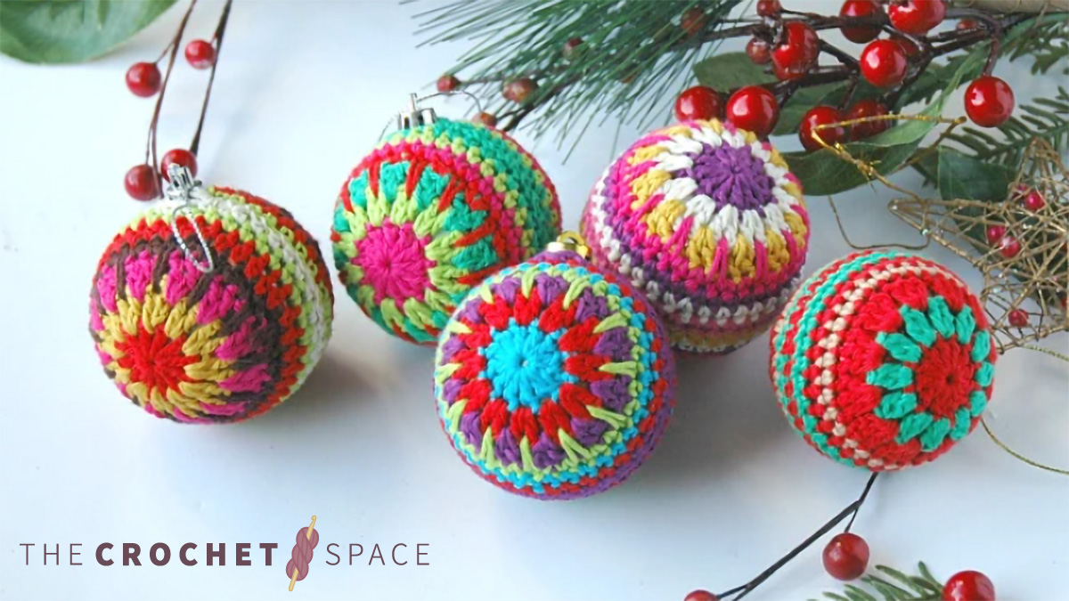 Christmas Crocheted Baubles || thecrochetspace.com