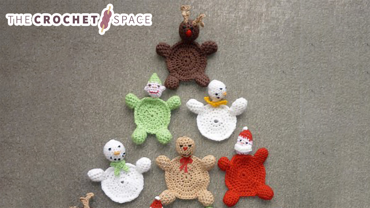 Christmas Crocheted Coasters || thecrochetspace.com