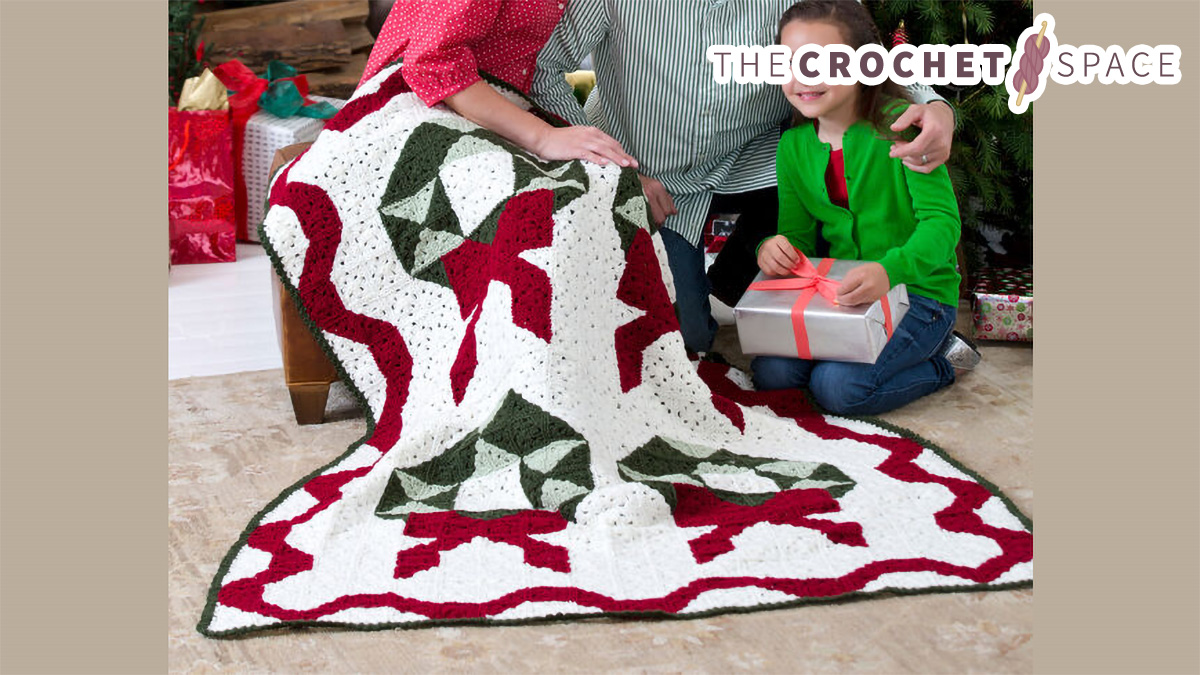 Christmas Wreath Crochet Throw || thecrochetspace.com