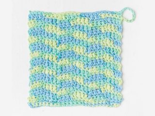 Chunky Chevron Crochet Dishcloth || thecrochetspace.com