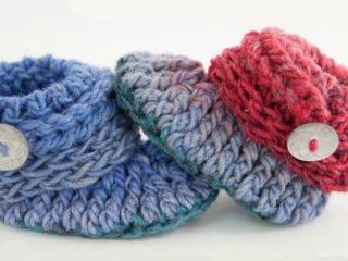 Chunky Crochet Baby Booties || thecrochetspace.com