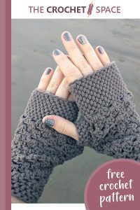 chunky fingerless crocheted gloves || https://thecrochetspace.com