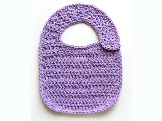 Classic Crochet Baby Bib || thecrochetspace.com