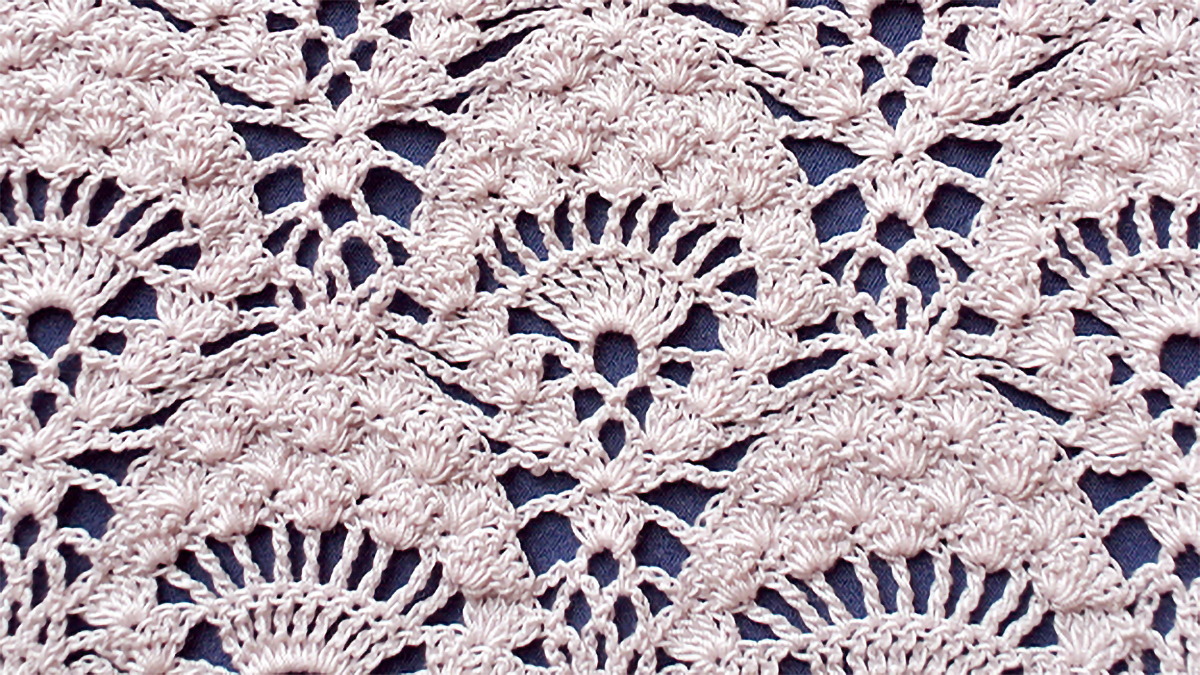 classic peacock crocheted lace stitch || editor
