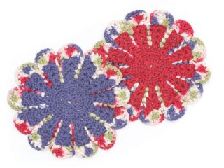 Classy Chrysanthemum Crochet Dishcloth || thecrochetspace.com