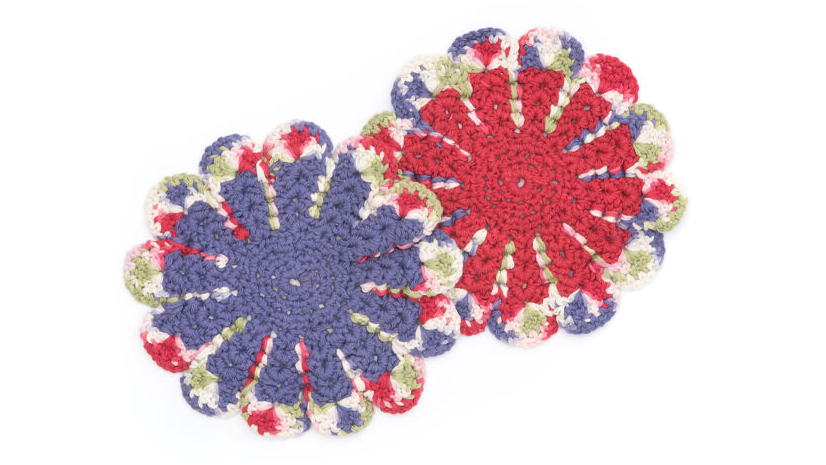 Classy Chrysanthemum Crochet Dishcloth || thecrochetspace.com
