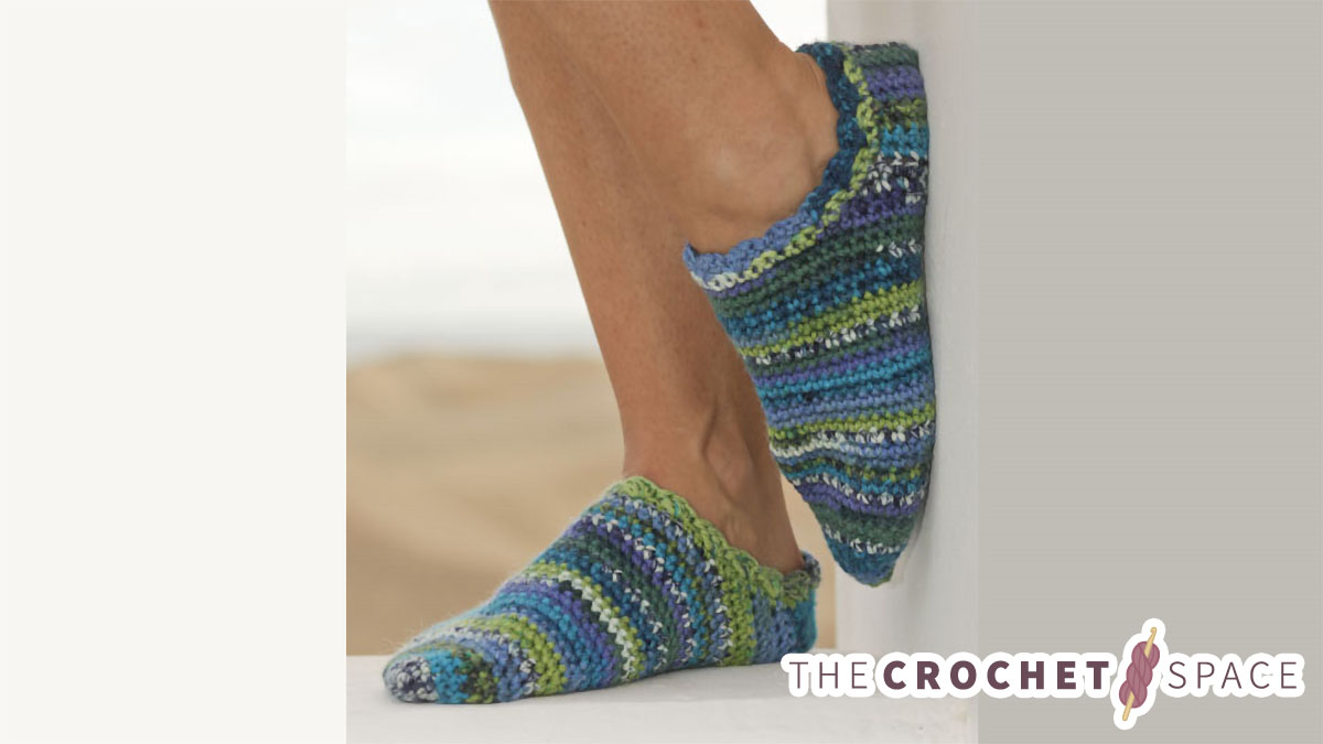 Colorful Jump Crocheted Slippers || thecrochetspace.com
