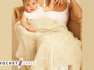 Comfy Crocheted Baby Blanket || thecrochetspace.com