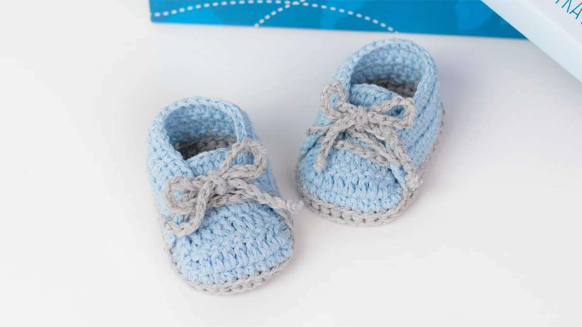 Cool Crochet Baby Sneakers || thecrochetspace.com