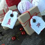 Cool Crochet Gift Tag. Two tags, one knitted on the left and one crocheted on the right || thecrochetspace.com