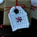 Cool Crochet Gift Tag. One close up Tag crafted in white || thecrochetspace.com