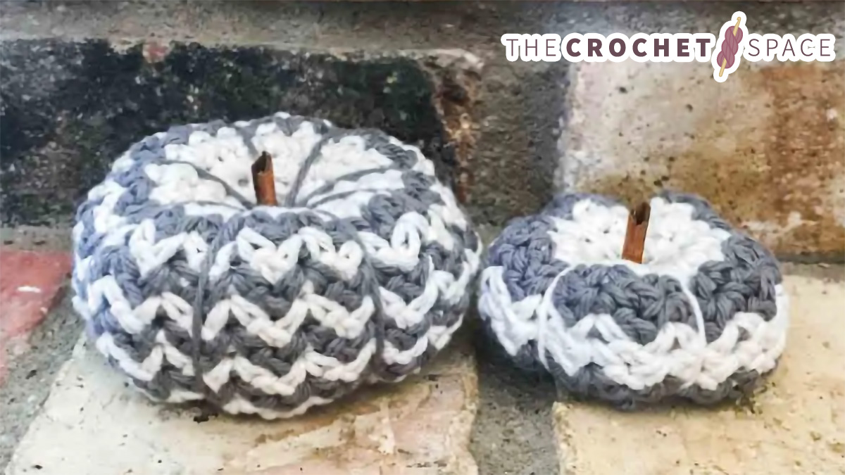 Country Crochet Small Pumpkins || thecrochetspace.com