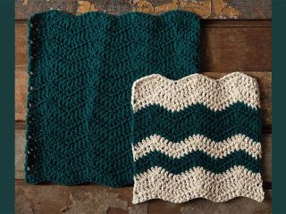 Crashing Waves Crochet Dishcloth || thecrochetspace.com