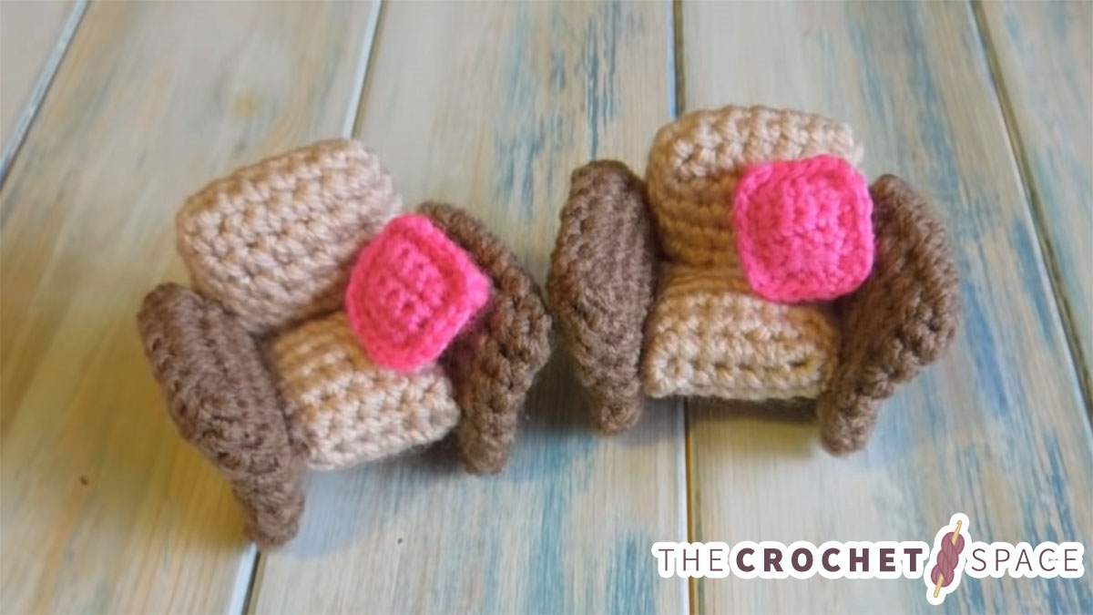 crochet a doll’s house armchair || editor