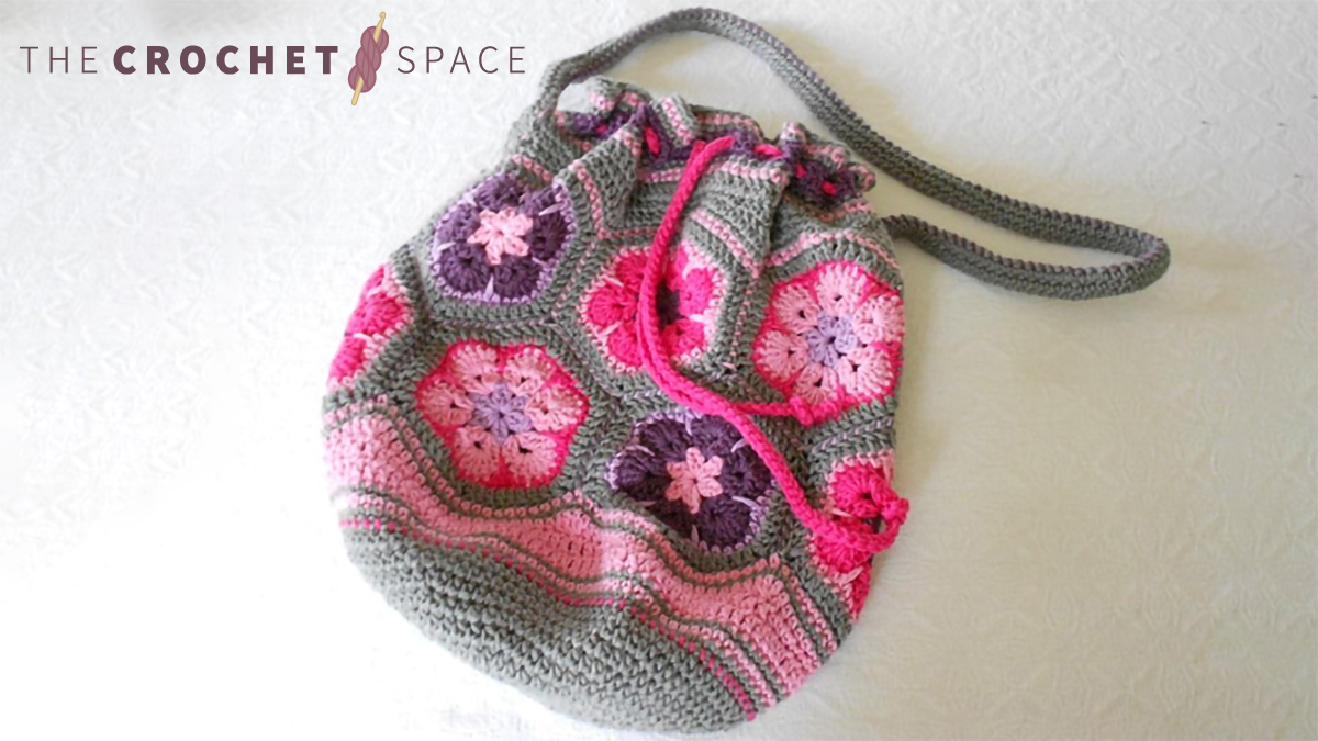 Crochet African Flower Bag || thecrochetspace.com