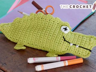 Crochet Alligator Pencil Case || thecrochetspace.com
