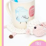 Crochet Amelia Sheep Coaster. Coaster with amigurumi sheep head crafted in white || thecrochetspace.com