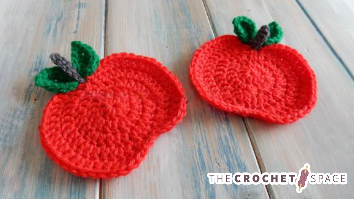 Crochet Apple Coasters || thecrochetspace.com