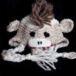 Crochet Baby Monkey Hat.Earflaps and tie under chin || thecrochetspace.com