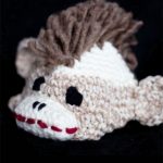 Crochet Baby Monkey Hat. Mohawk hairdtyle on top || thecrochetspace.com
