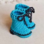 Crochet Baby Snow Boots. Side view Blue Boots with dark blue tie at leg || thcrochetspace.com