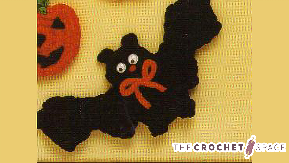 Crochet Bat Fridge Magnet || thecrochetspace.com
