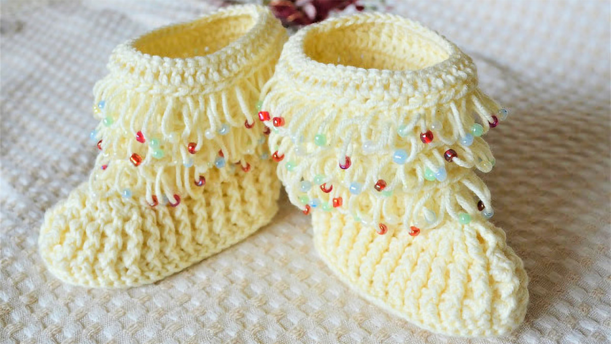 Crochet Beaded Banana Booties || thecrochetspace.com