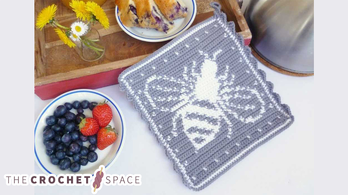 Crochet Bee Hot Pad || thecrochetspace.com
