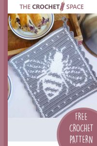 Crochet Bee Hot Pad. Dishcloth with scalloped edge || thecrochetspace.com