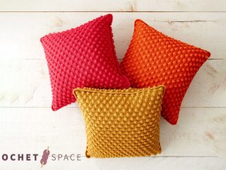 Crochet Bobbled Pillow || thecrochetspace.com