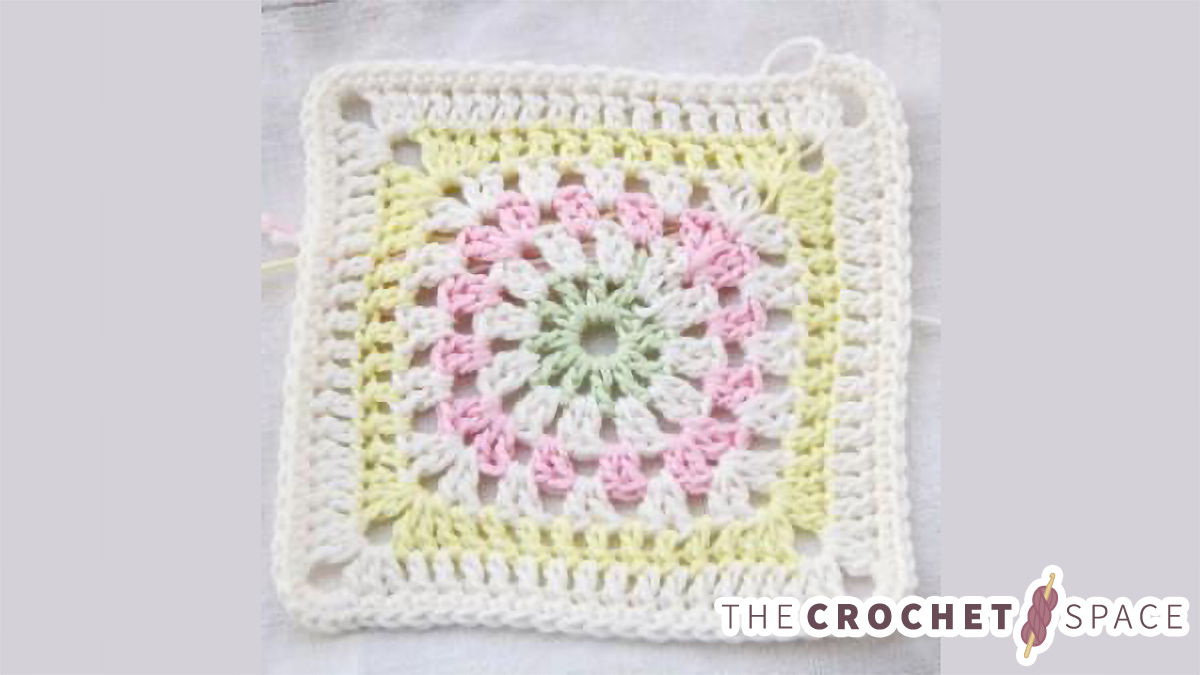 Crochet Bonbon Granny Square || thecrochetspace.com