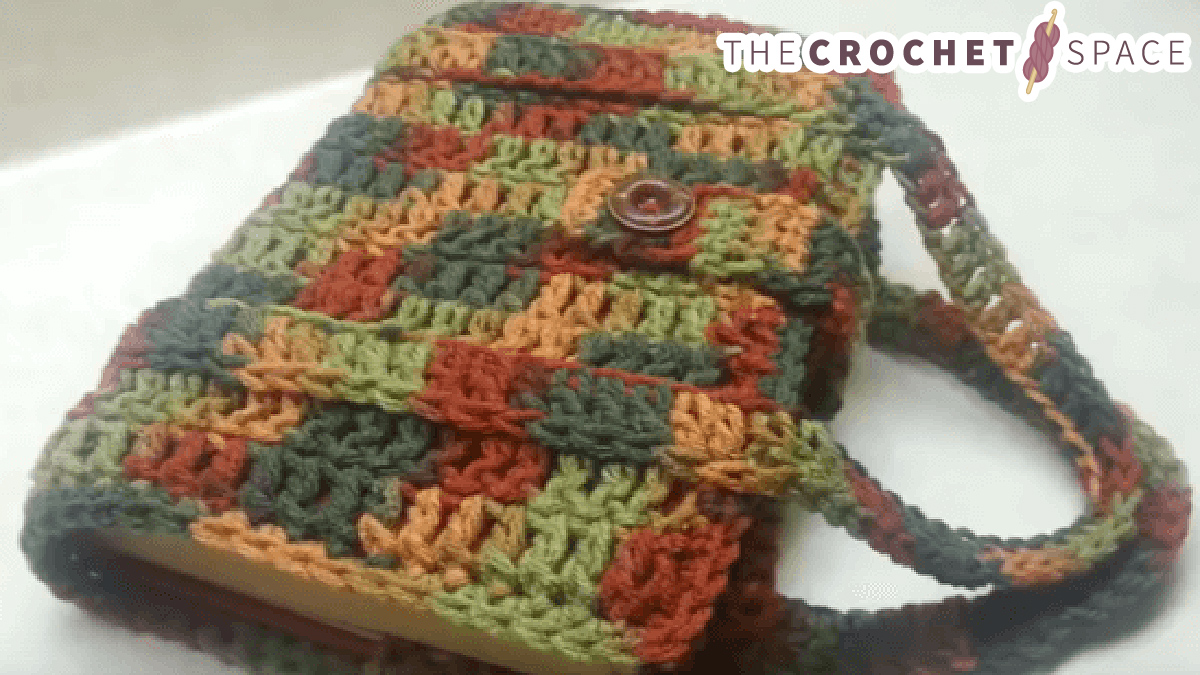 Crochet Book Carrier || thecrochetspace.com