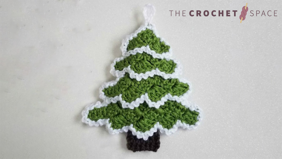 Crochet C2C Holiday Ornament || thecrochetspace.com