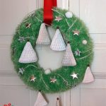 Crochet Christmas Bobble Tree. Hanging on a door wreath || thecrochetspace.com