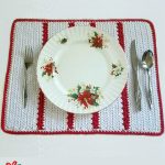 Crochet Christmas Festive Placemat. Crafted in red and white || thecrochetspace.com