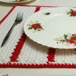 Crochet Christmas Festive Placemat. plate on top of white and red festive placemat || thecrochetspace.com