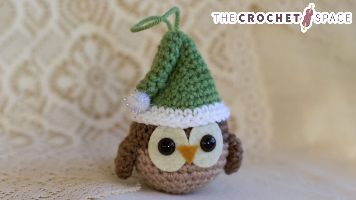 Crochet Christmas Hanging Owl || thecrochetspace.com
