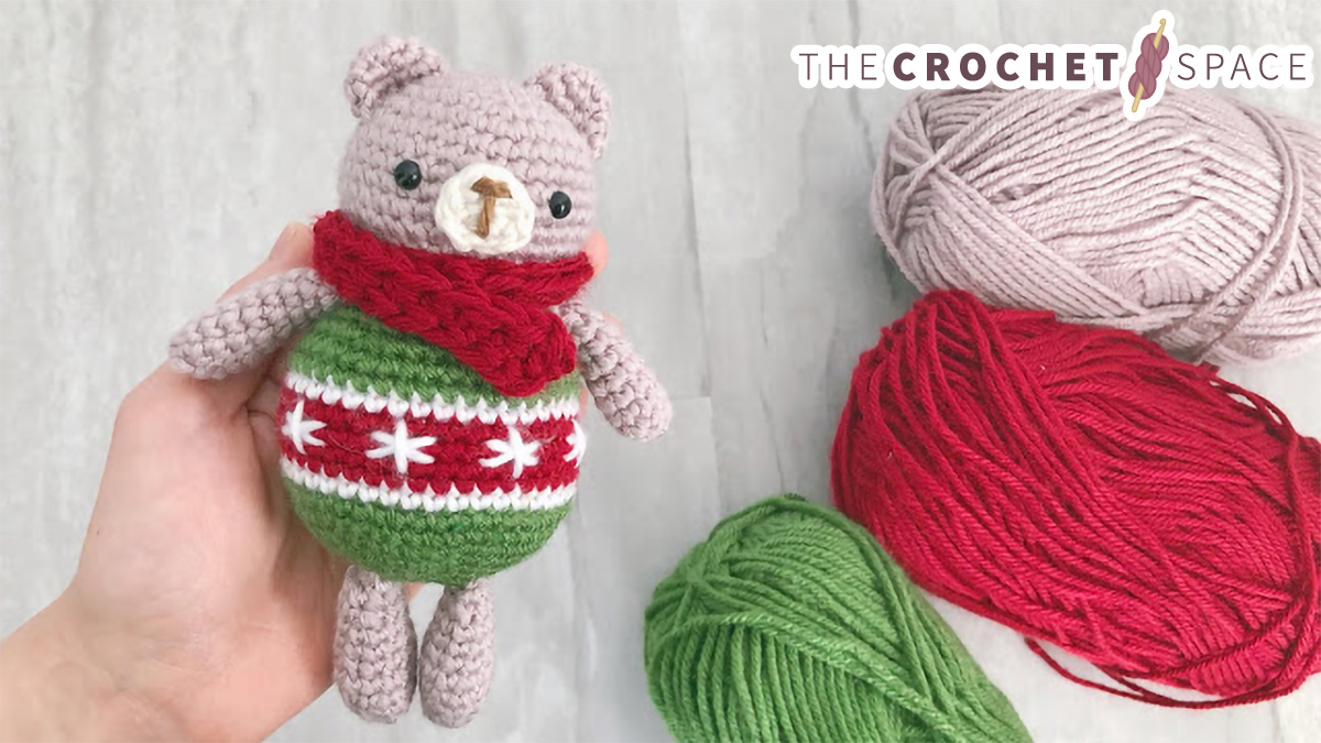 Crochet Christmas Ornament Bear || thecrochetspace.com