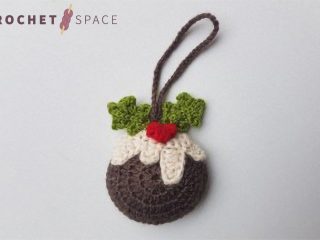 Crochet Christmas Pudding Decoration || thecrochetspace.com