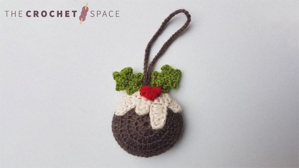 Crochet Christmas Pudding Decoration || thecrochetspace.com