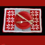 Crochet Christmas Snow Placemat. With a plate and cutlery || thecrochetspace.com
