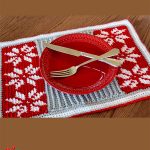Crochet Christmas Snow Placemat. Beige background with plate and cutlery || thecrochetspace.com